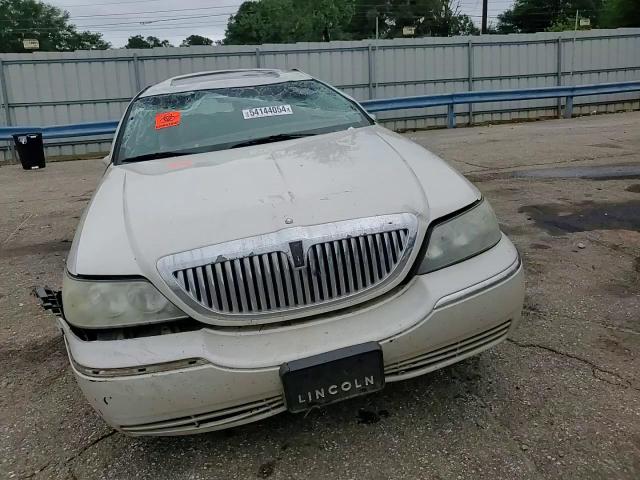 2005 Lincoln Town Car Signature Limited VIN: 1LNHM82W05Y604076 Lot: 63209034