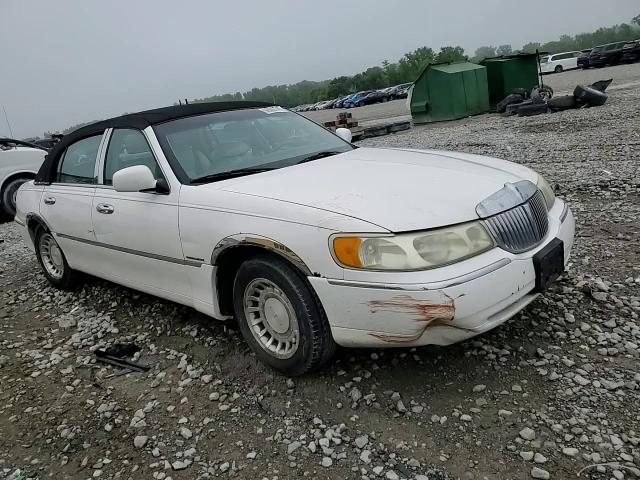 2001 Lincoln Town Car Executive VIN: 1LNHM81W61Y710818 Lot: 56505745