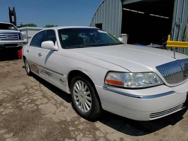 2003 Lincoln Town Car Signature VIN: 1LNHM82W43Y618527 Lot: 56135055