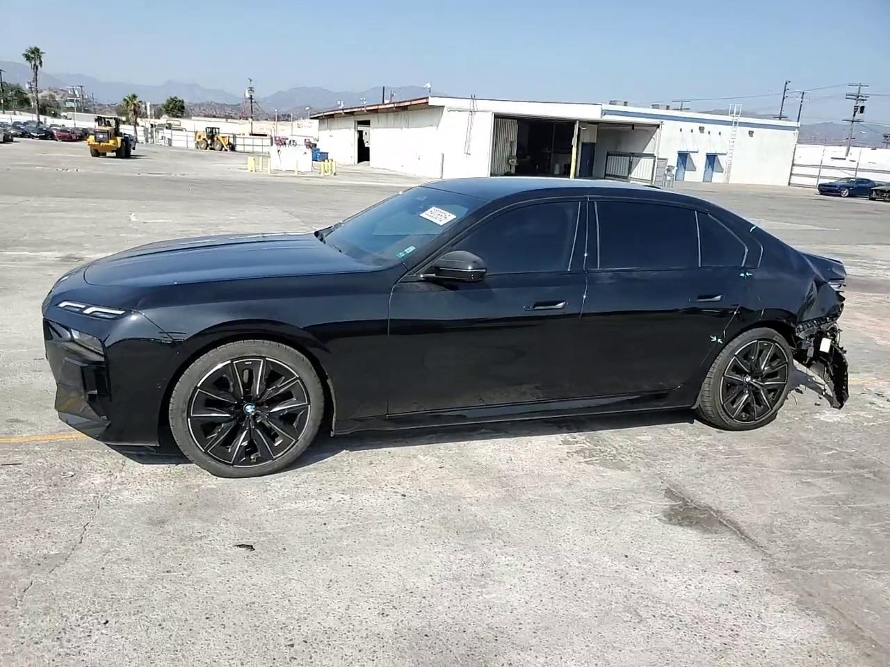 Фото: WBY43EJ0XRCR21088