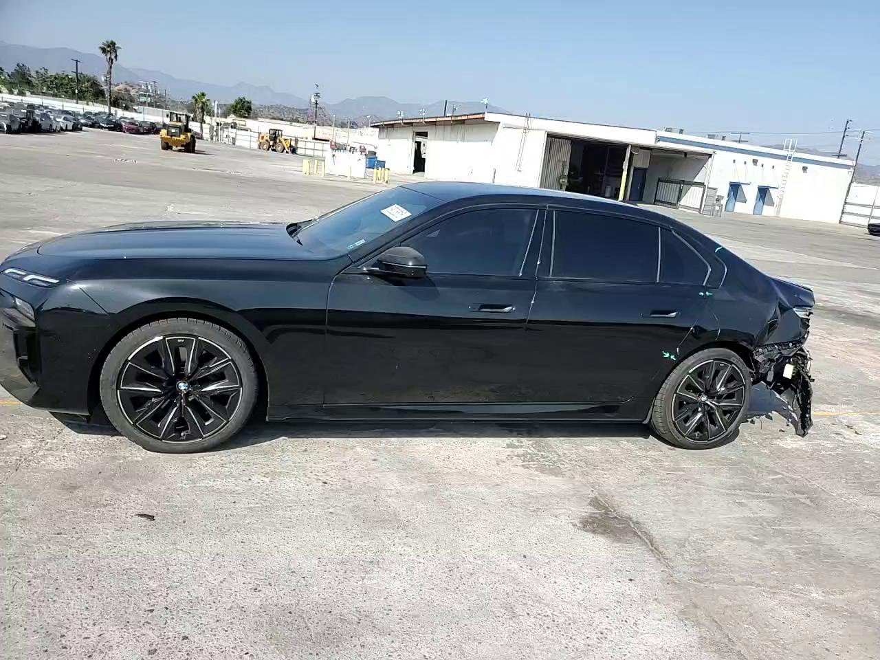 Фото: WBY43EJ0XRCR21088