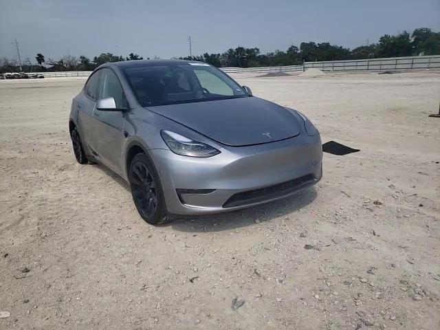 2024 Tesla Model Y VIN: 7SAYGDED0RA327739 Lot: 57174445