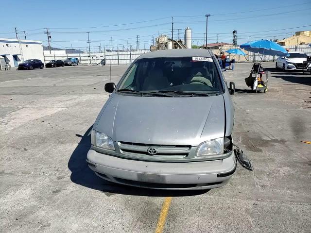 1998 Toyota Sienna Le VIN: 4T3ZF13CXWU030516 Lot: 56433035