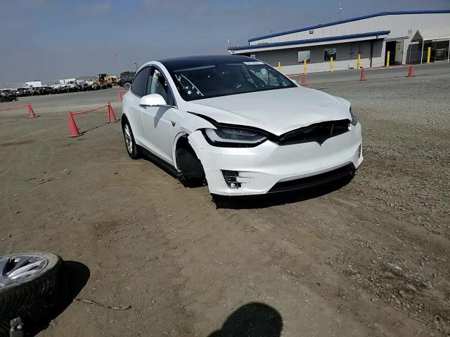 2018 Tesla Model X VIN: 5YJXCBE27JF121042 Lot: 59139044