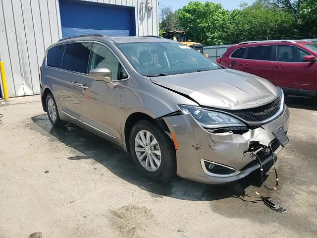2017 Chrysler Pacifica Touring L VIN: 2C4RC1BG8HR785562 Lot: 61664105