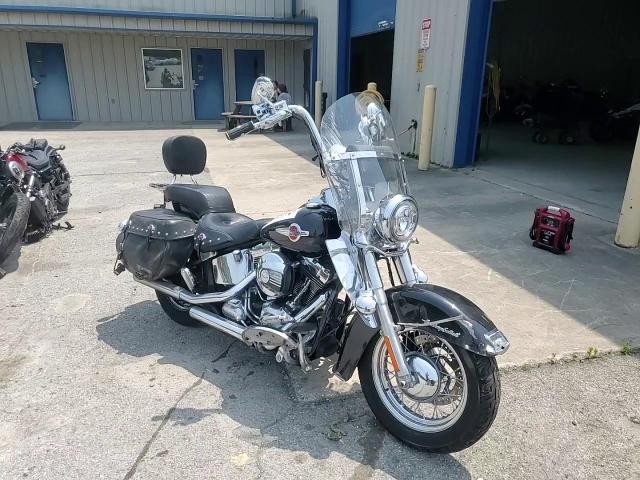 2017 Harley-Davidson Flstc Heritage Softail Classic VIN: 1HD1BWV18HB043177 Lot: 60784175