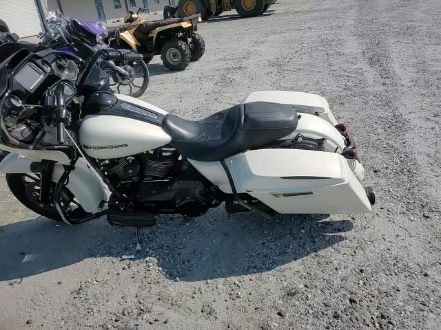 2018 Harley-Davidson Fltrxs Road Glide Special VIN: 1HD1KTC16JB648063 Lot: 62713055