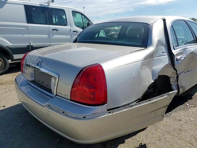 2004 Lincoln Town Car Ultimate VIN: 1LNHM83W24Y617862 Lot: 61608194