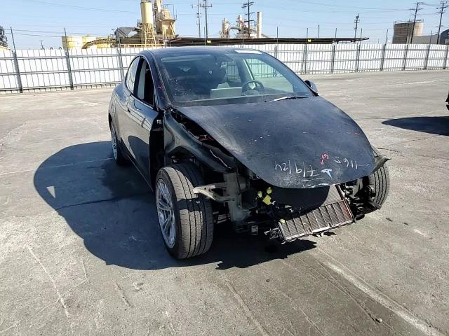 2022 Tesla Model Y VIN: 7SAYGDEE3NF352754 Lot: 63135024