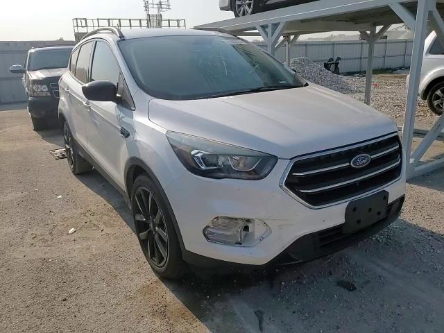 1FMCU0GD9JUB12036 2018 Ford Escape Se