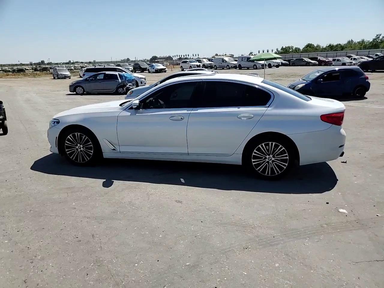 Фото: WBAJA5C53KBX87620