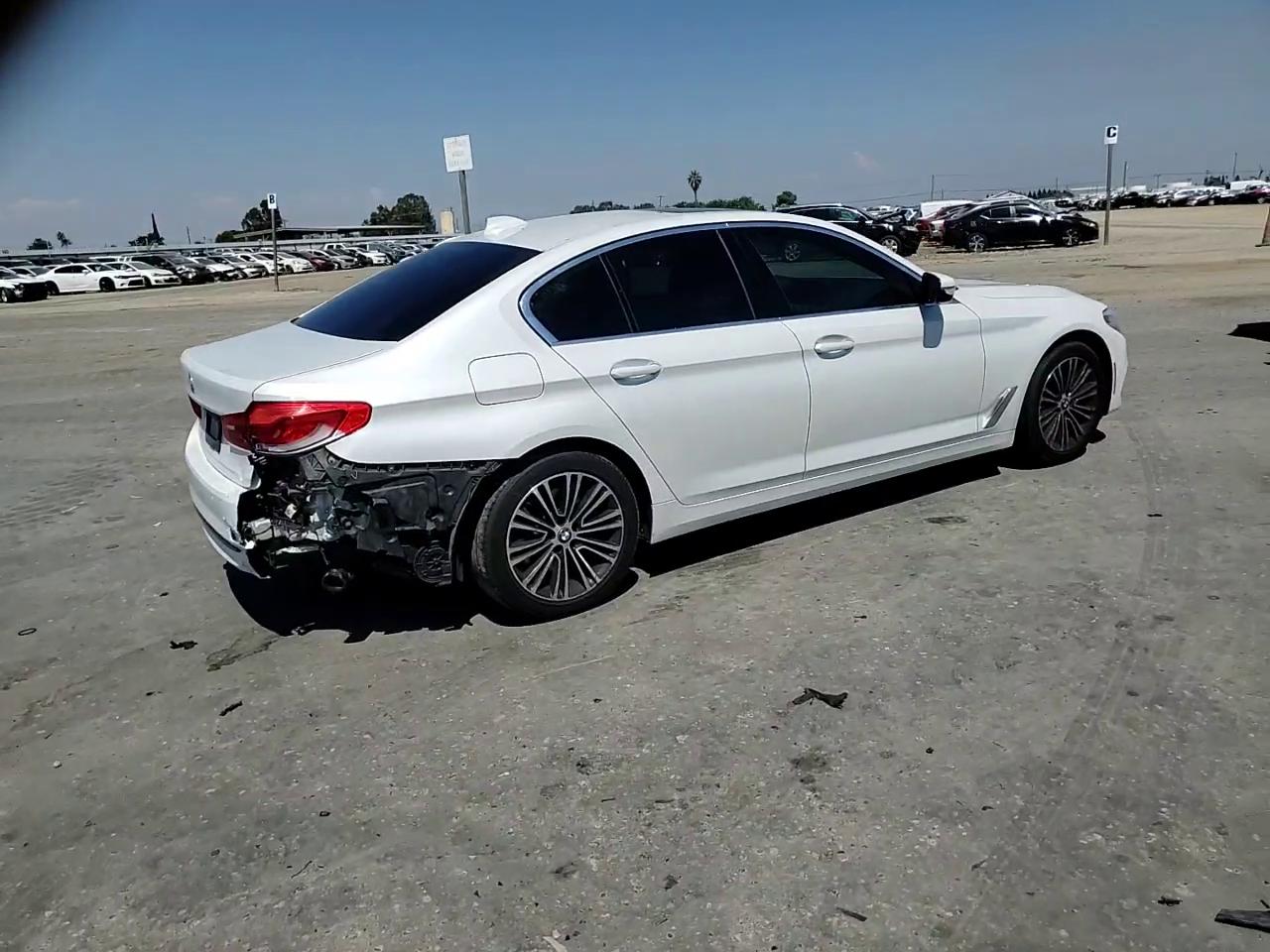 Фото: WBAJA5C53KBX87620