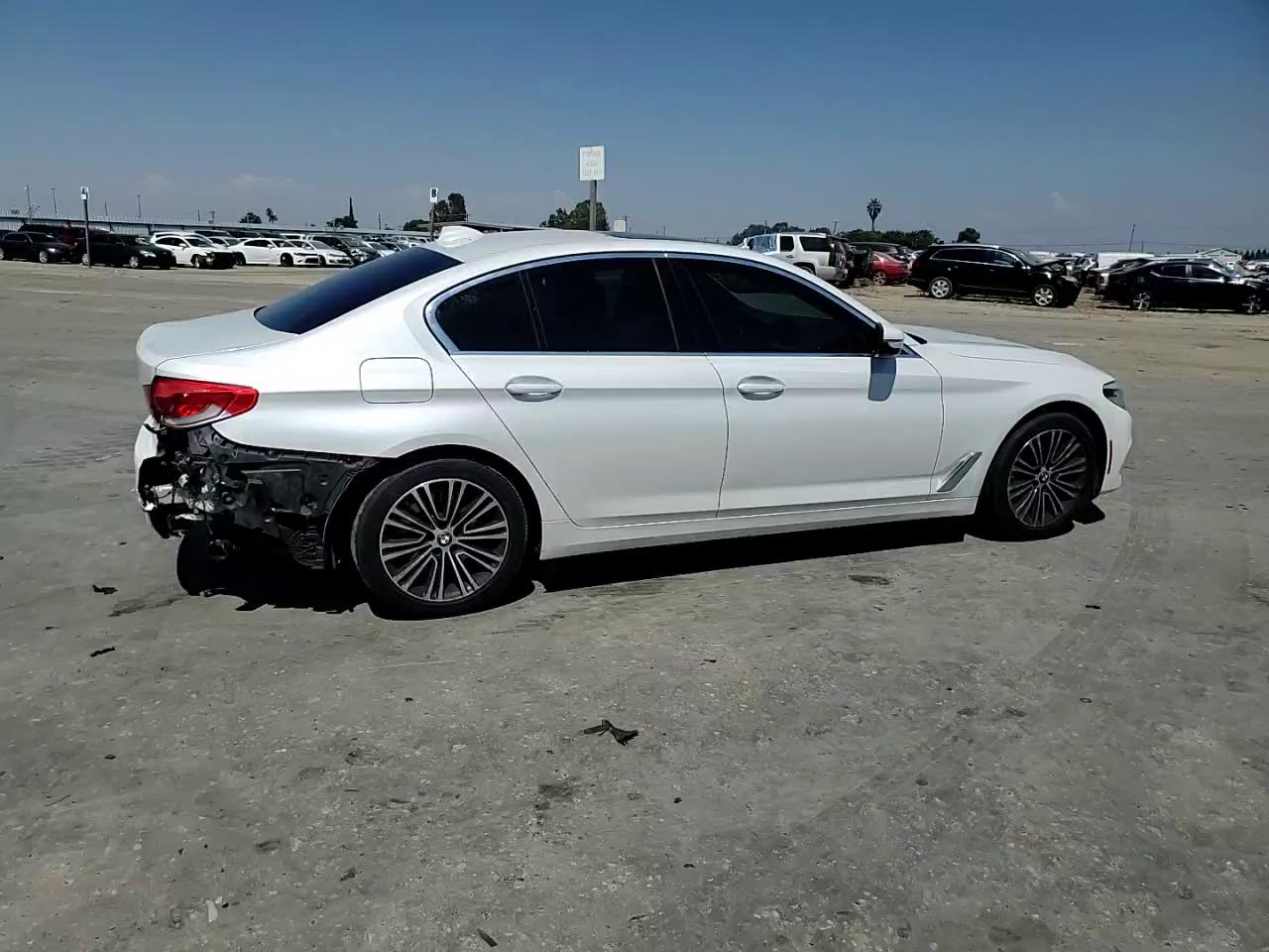 Фото: WBAJA5C53KBX87620