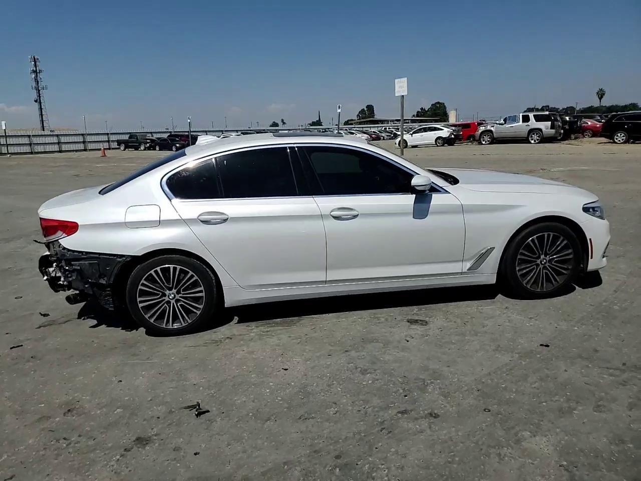 Фото: WBAJA5C53KBX87620