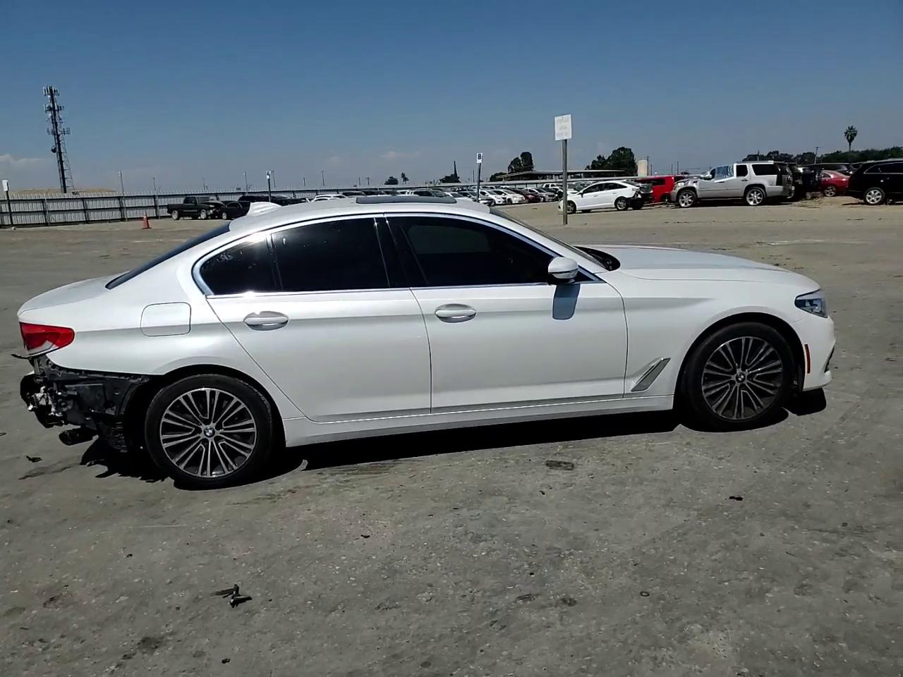 Фото: WBAJA5C53KBX87620