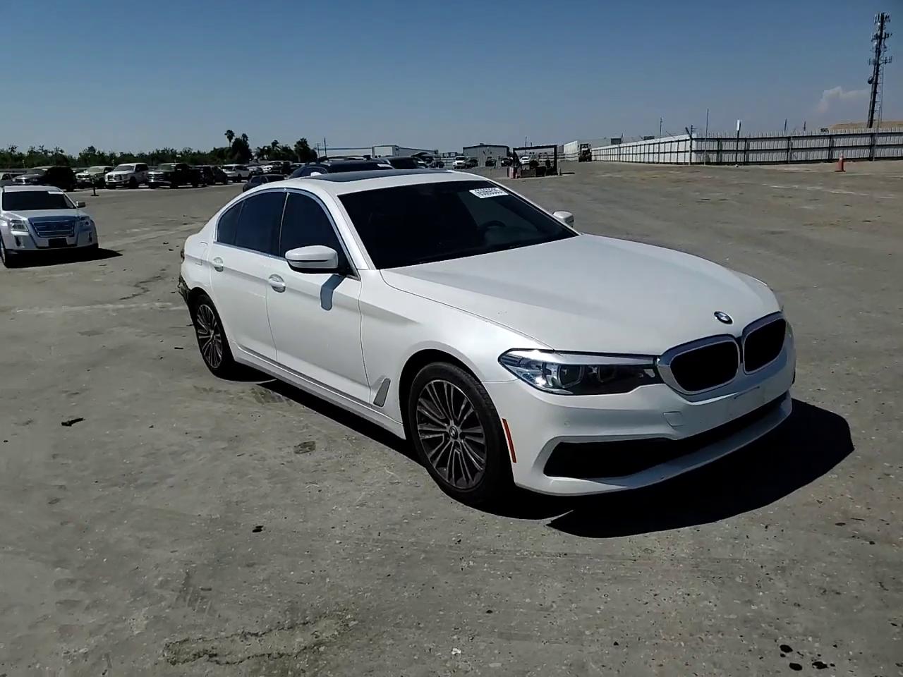 Фото: WBAJA5C53KBX87620