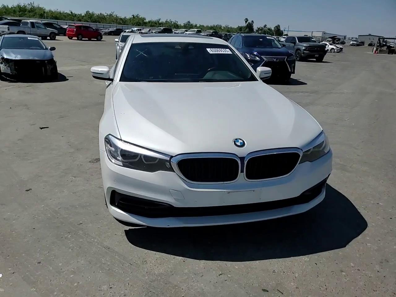 Фото: WBAJA5C53KBX87620