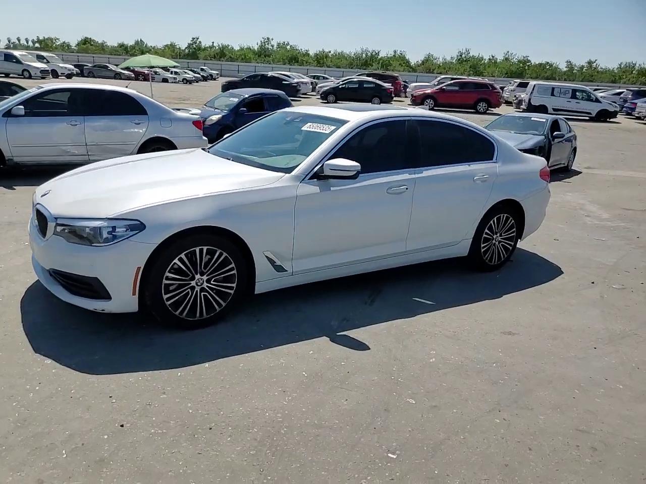 Фото: WBAJA5C53KBX87620