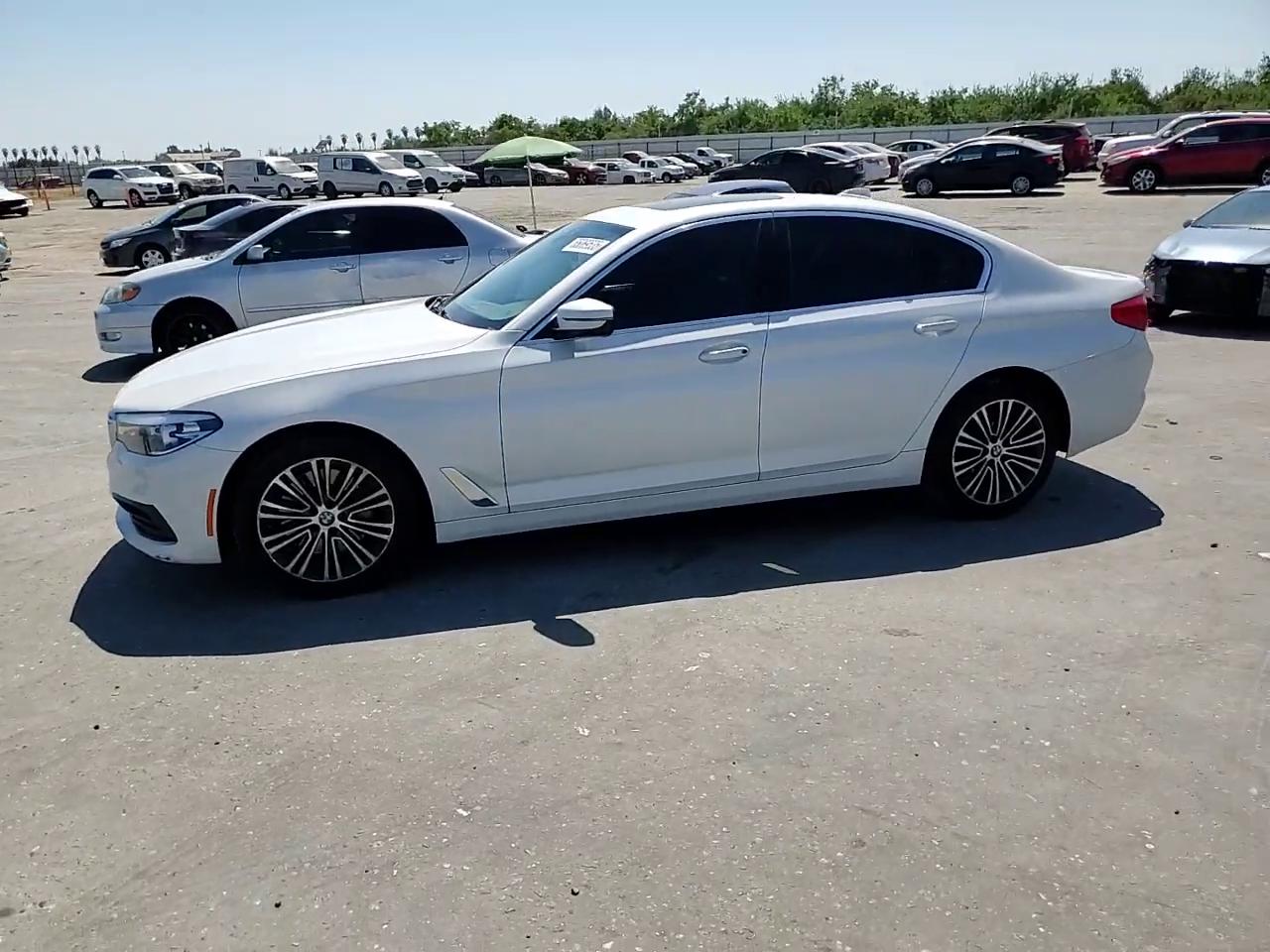 Фото: WBAJA5C53KBX87620