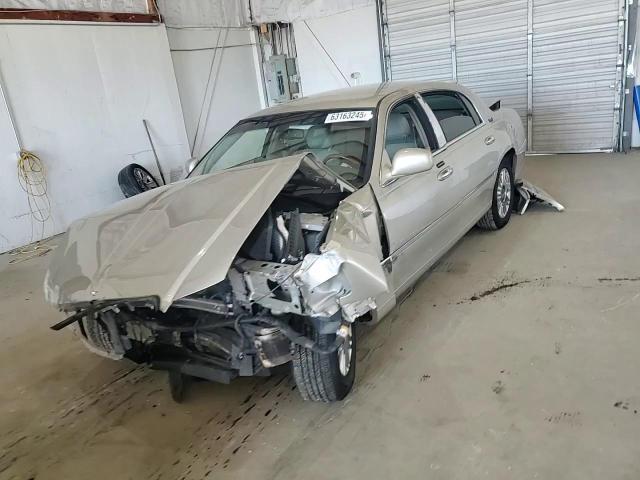 2010 Lincoln Town Car Signature Limited VIN: 2LNBL8CVXAX618723 Lot: 63163245