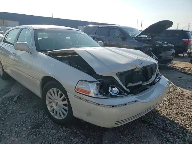 2004 Lincoln Town Car Executive VIN: 1LNHM81W94Y680797 Lot: 64132755