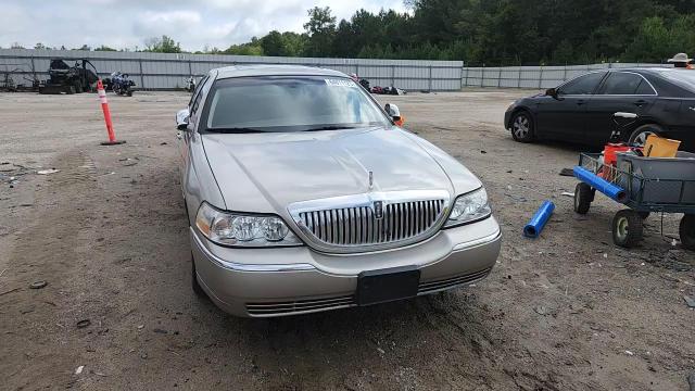 2003 Lincoln Town Car Signature VIN: 1LNHM82W43Y636008 Lot: 64011125
