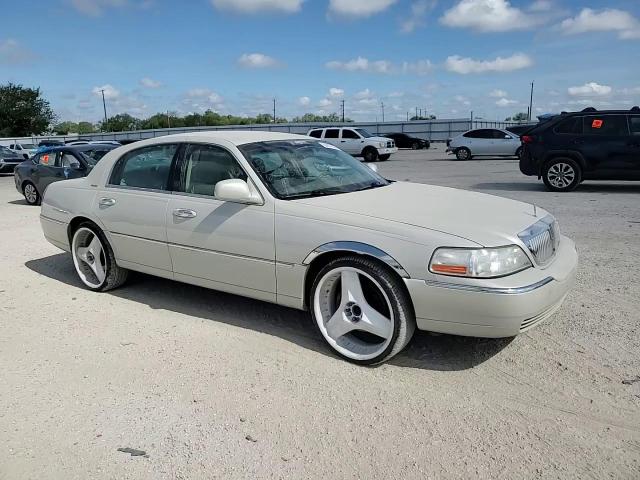 2005 Lincoln Town Car Signature VIN: 1LNHM81W95Y634582 Lot: 65897834