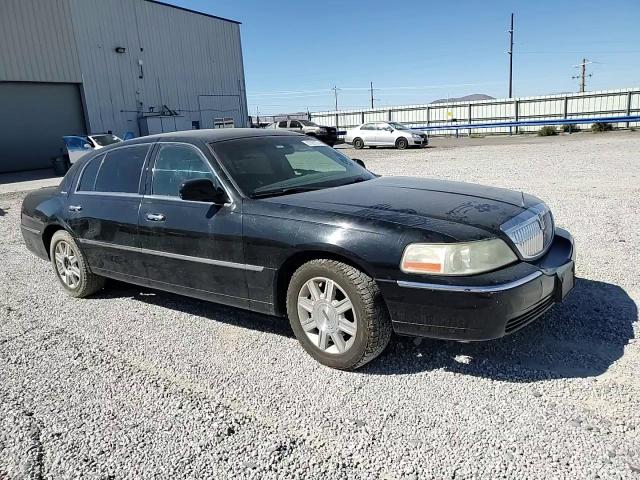 2011 Lincoln Town Car - Image 10