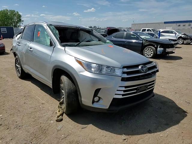 5TDJZRFH2JS552724 2018 Toyota Highlander Se