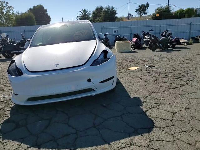 2024 Tesla Model Y VIN: 7SAYGDEE0RF982107 Lot: 68714634