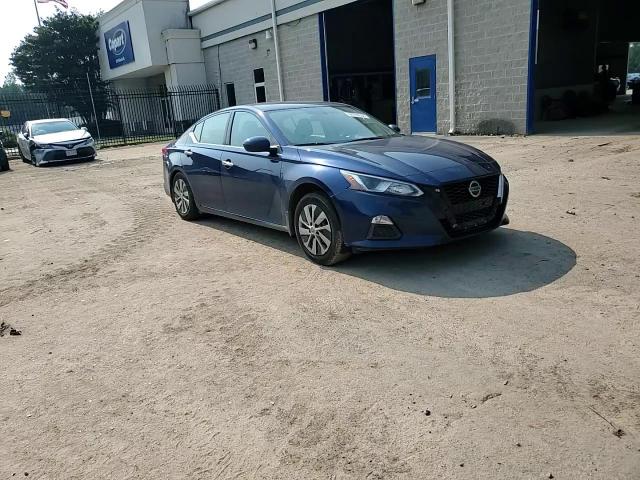 2019 Nissan Altima - Image 10