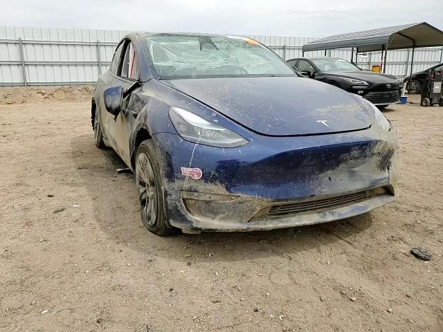 2024 Tesla Model Y VIN: 7SAYGDED8RF211689 Lot: 70896815