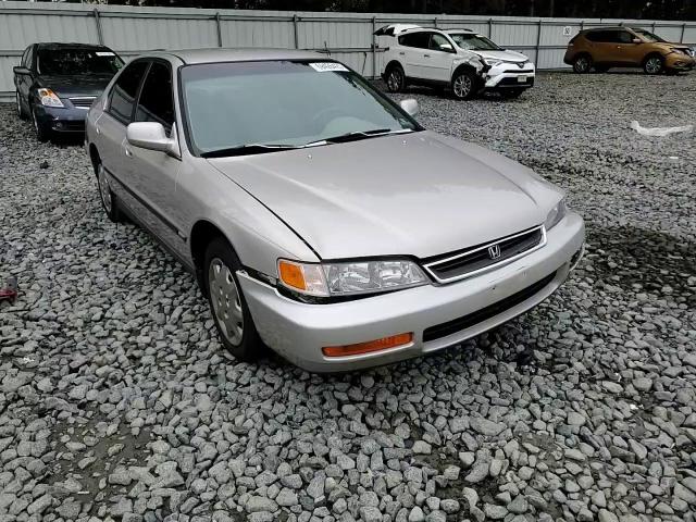 1996 Honda Accord Lx VIN: 1HGCD5637TA136321 Lot: 69426425