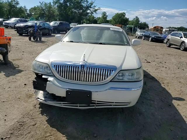 2005 Lincoln Town Car Signature Limited VIN: 1LNHM82W95Y624892 Lot: 70323585