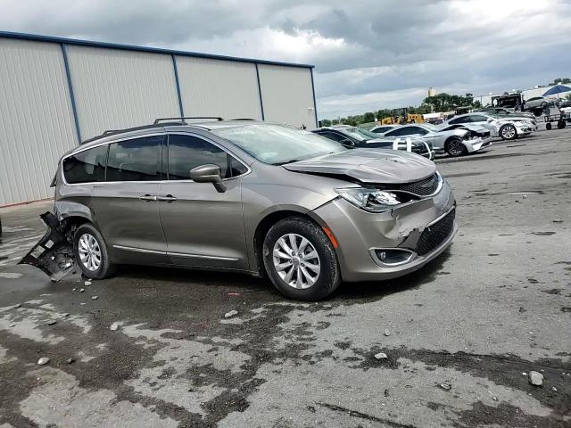 2017 Chrysler Pacifica Touring L VIN: 2C4RC1BG5HR704842 Lot: 69787415