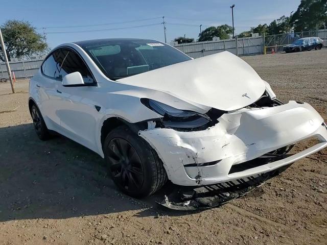 2024 Tesla Model Y VIN: 7SAYGDED5RF123120 Lot: 69522835