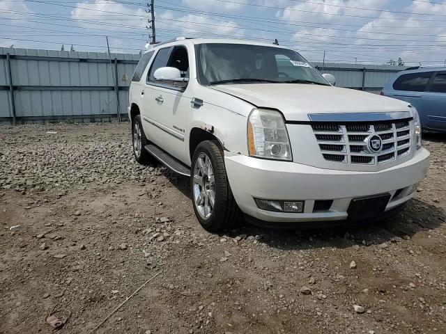 2007 Cadillac Escalade Luxury VIN: 1GYFK638X7R235059 Lot: 68639495