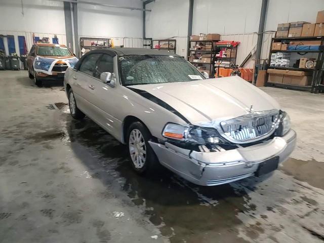 2007 Lincoln Town Car Signature VIN: 1LNHM81WX7Y626123 Lot: 68393125