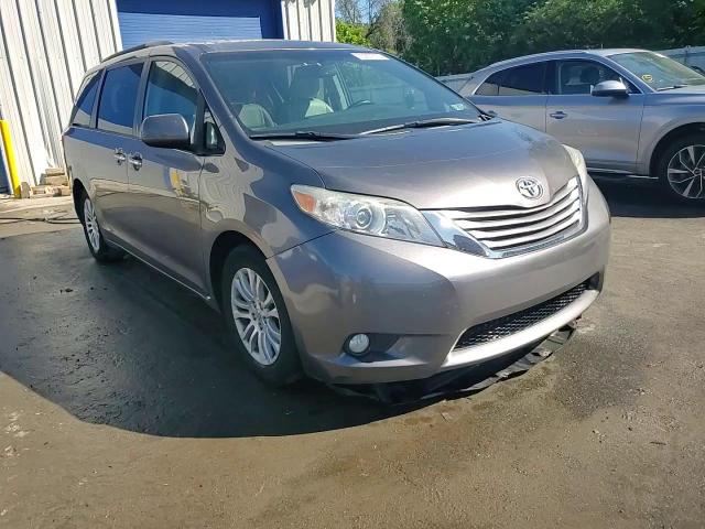 2015 Toyota Sienna Xle VIN: 5TDYK3DC2FS688690 Lot: 70257975