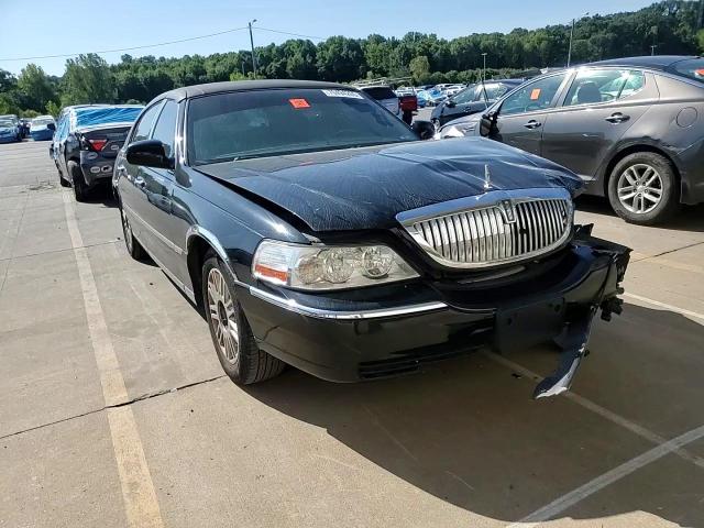 2009 Lincoln Town Car Signature Limited VIN: 2LNHM82V39X600603 Lot: 70494265