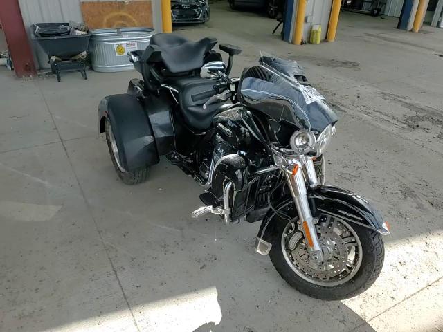 2017 Harley-Davidson Flhtcutg Tri Glide Ultra VIN: 1HD1MAD18HB860101 Lot: 68653385