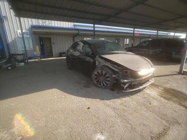 2024 Tesla Model Y VIN: 7SAYGDEF1RF104226 Lot: 70717195