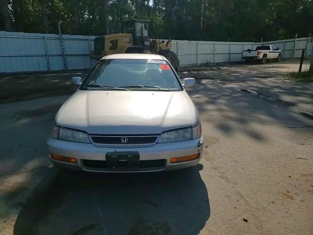 1996 Honda Accord Dx 25Th Anniversary VIN: 1HGCD5689TA092060 Lot: 70708234