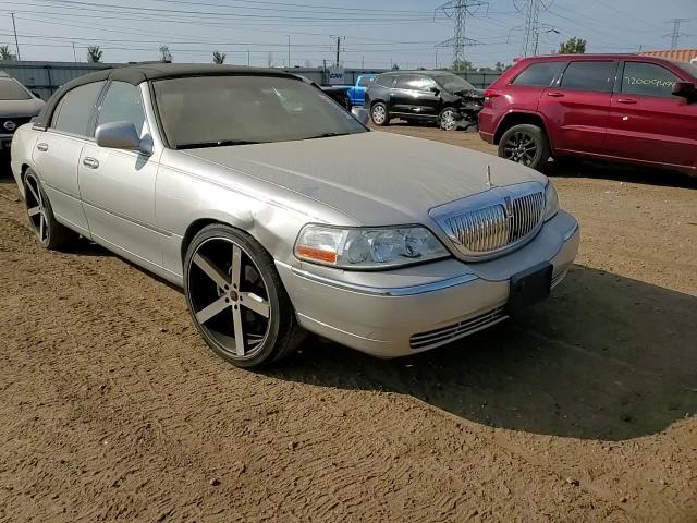 1LNHM82WX3Y625711 2003 Lincoln Town Car Signature