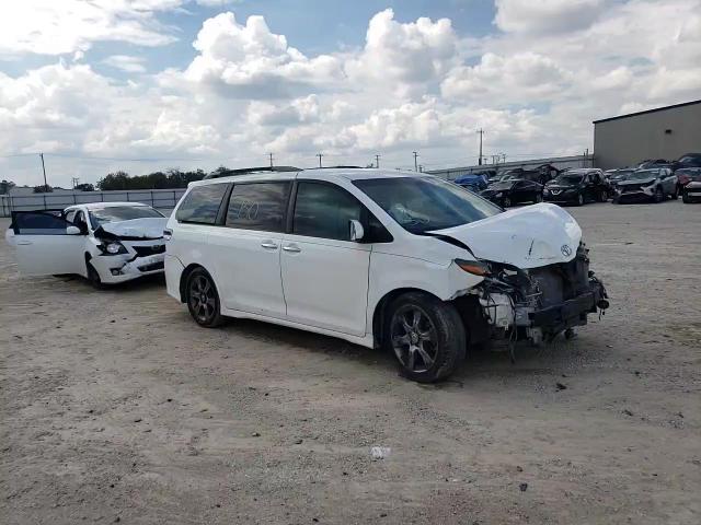 2015 Toyota Sienna - Image 12
