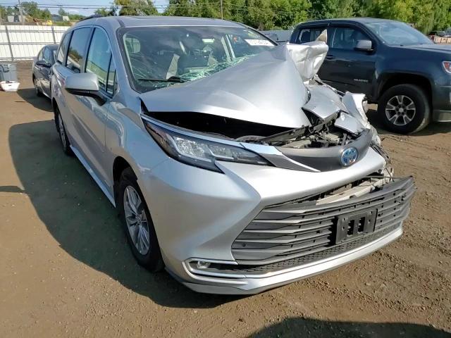 5TDYRKECXMS029046 2021 Toyota Sienna Xle