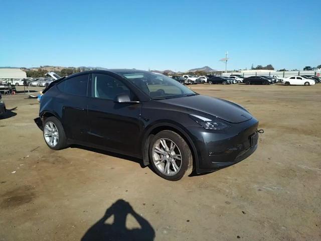 2024 Tesla Model Y VIN: 7SAYGDEE2RF006054 Lot: 70213824