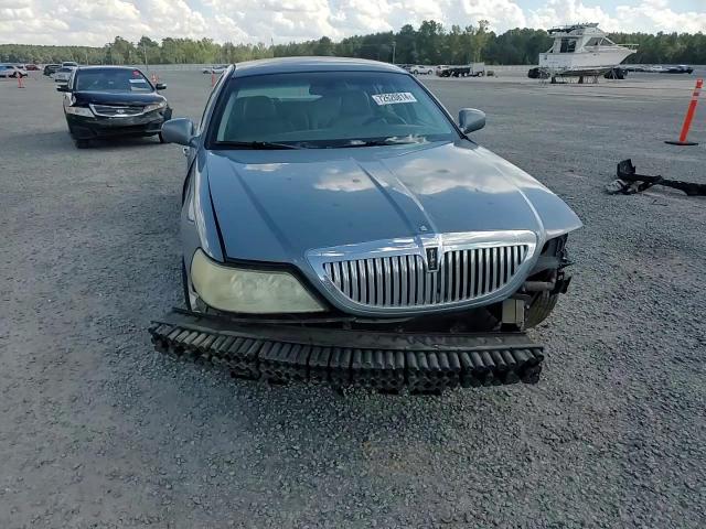 2004 Lincoln Town Car Executive VIN: 1LNHM81W64Y657011 Lot: 72620814