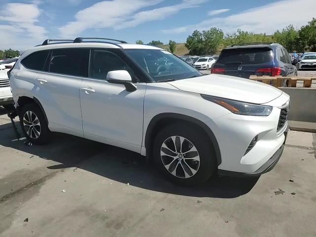 5TDHZRBH3MS535438 2021 Toyota Highlander Xle