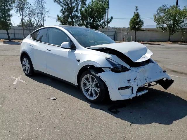 2024 Tesla Model Y VIN: 7SAYGDEEXRF090916 Lot: 70052304